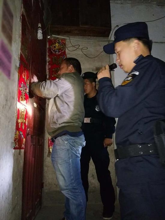 修文粗心妈妈误将幼女锁家中 民警全城寻开锁师傅开门