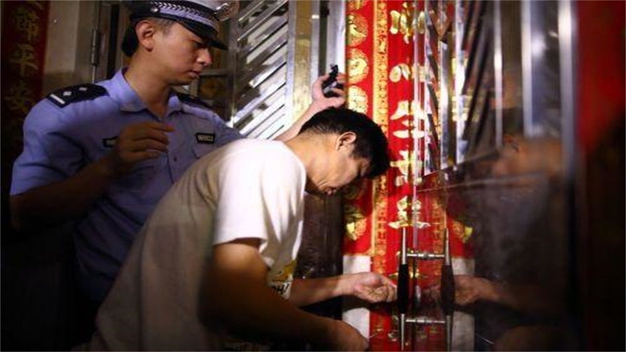 修文请开锁师傅开了锁后，师傅为什么一般都不进门，就算主人请也不进去？